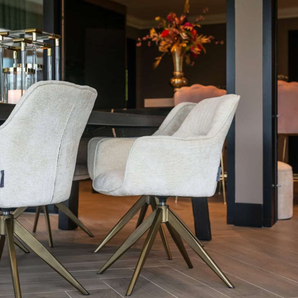 7734-s4553_fr_white_chenille-va-0098-s4485_pink_velvet-setting_5-setting